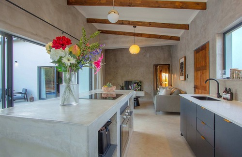 Marloth Park Villa | Pillows. Luxury Safari Villa - Kruger National Park