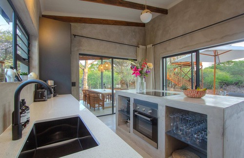Marloth Park Villa | Pillows. Luxury Safari Villa - Kruger National Park