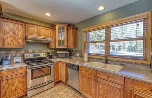 Deadwood House | Pine Hollow Lodge - beautiful 5 bedroom home just