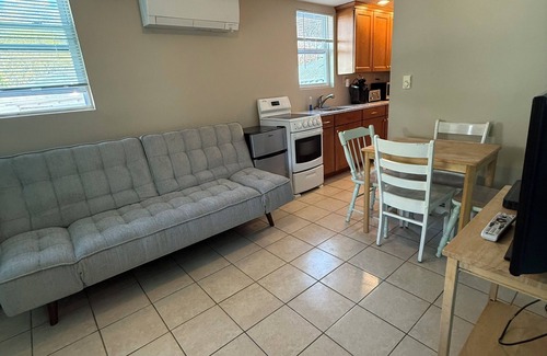 Old Orchard Beach Apartment | Pine View Lodge Old Orchard Beach - One Bedroom Suite
