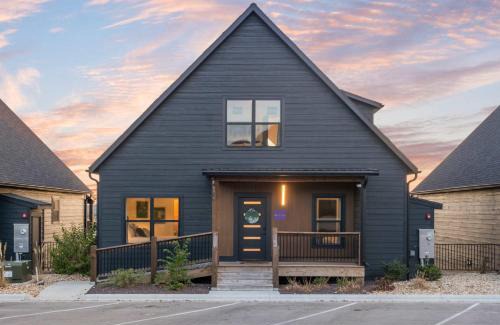 Hollister House | Pineapple Pointe - Stay for 20