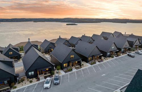 Hollister House | Pineapple Pointe - Stay for 20