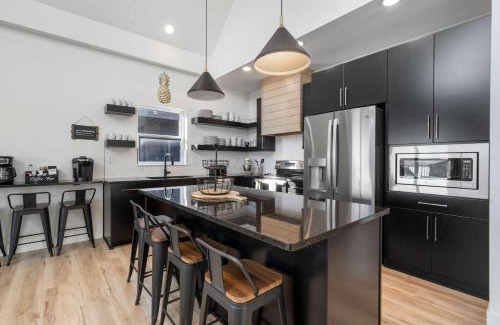 Hollister House | Pineapple Pointe - Stay for 20