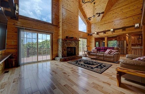 Hayesville Cabin | Pines Lodge - with a private pond & lake Views