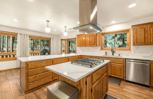 Flagstaff House | Pinewood Lodge - Backs to Forest - Near Downtown!