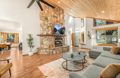 Flagstaff House | Pinewood Lodge - Backs to Forest - Near Downtown!