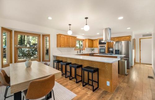 Flagstaff House | Pinewood Lodge - Backs to Forest - Near Downtown!