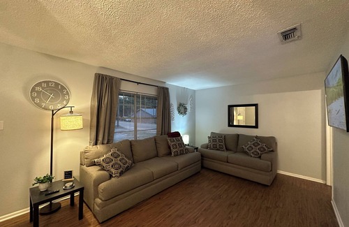 Texarkana Apartment | Piney Woods 5 - King Bed