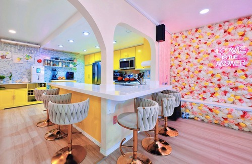 Bay Terraces Villa | Pink Luxe Spa Retreat SALE 3 Nights with Pool, Fully Equipped Kitchen & Dome