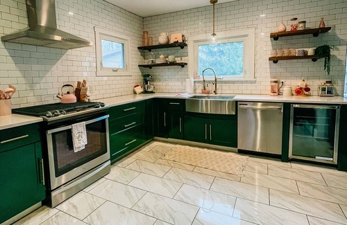 Altoona House | Pinky’s Cottage-central location,fullnKitchen, fun theme!