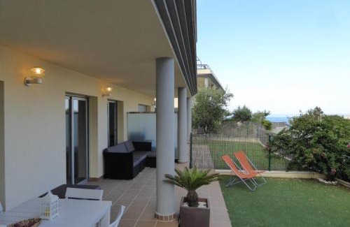 Llanca Apartment | Piso moderno con terraza, jardín, piscina y WiFi, a 400m de la playa en Llançà - ES-228-137