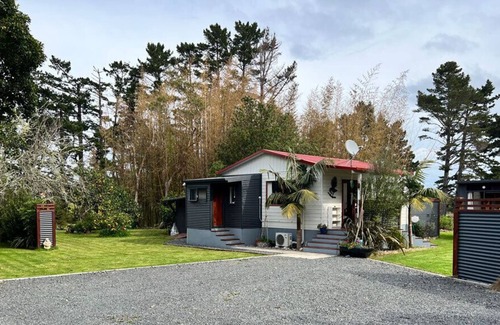 Coromandel Cottage | Piwakawaka Cottage - Creekside accommodation