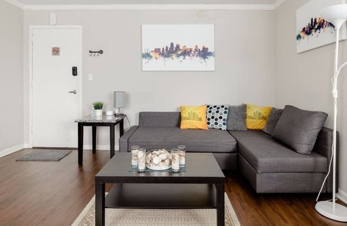 Country Club Plaza Area Apartment | Plaza One Bedroom w/ in unit laundry & Gym/Pool