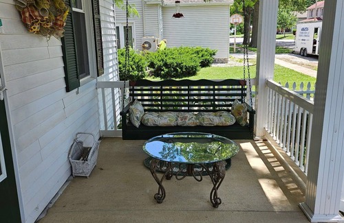 Carlyle House | Pleasant 2-bedroom 2-bath house with AC in Carlyle