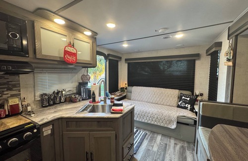Fruitland Park RV Rental | Pleasant camping on a private lakefront property on lake Griffin in Leesburg, FL