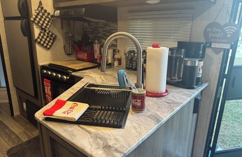 Fruitland Park RV Rental | Pleasant camping on a private lakefront property on lake Griffin in Leesburg, FL