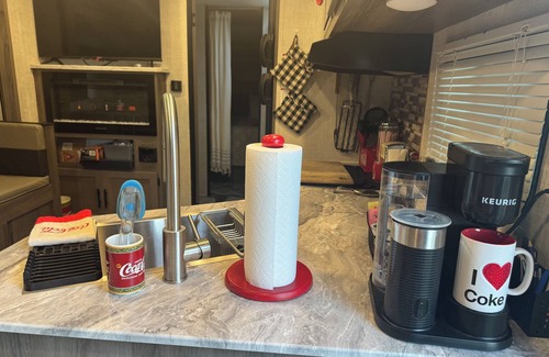 Fruitland Park RV Rental | Pleasant camping on a private lakefront property on lake Griffin in Leesburg, FL