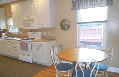 Roselawn Finance House | Pleasant Ridge - 8 miles from downtown Cincinnati in a walking neighborhood