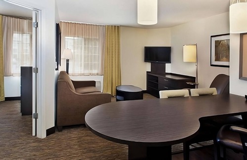 Wichita Resort | Pleasant Stay! 2 Sleek Units, Kitchen, Parking, Pets Allowed Near Sunset Park!