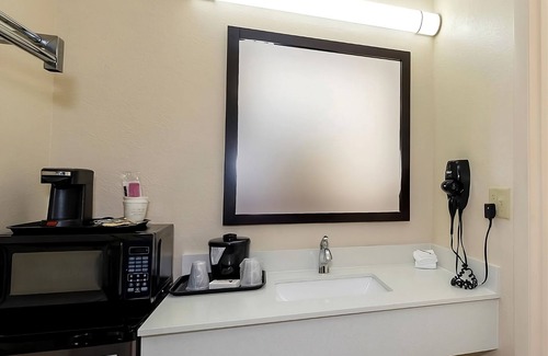 Ellenton Hotel | Pleasant Stay, Convenient Location! FREE Parking, Pet-friendly Property, Pool!