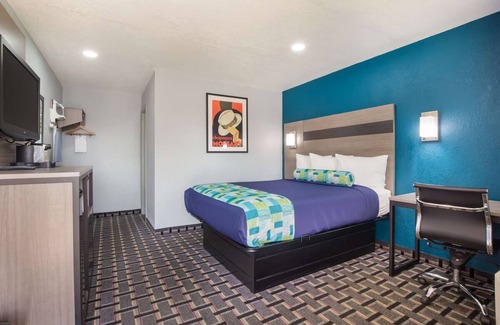 Salem Resort | Pleasant Stay in Knights Inn & Suites Salem! Free Breakfast and Parking