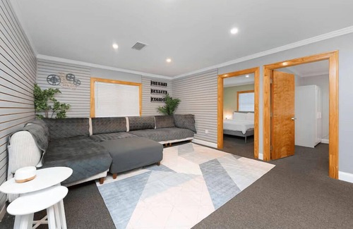 Jacksonville House | Plush 2 Bed Getaway w/100" Projector & Sectional