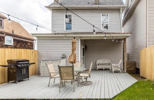 Mount Washington House | Plush 4BR Retreat Patio & Parking