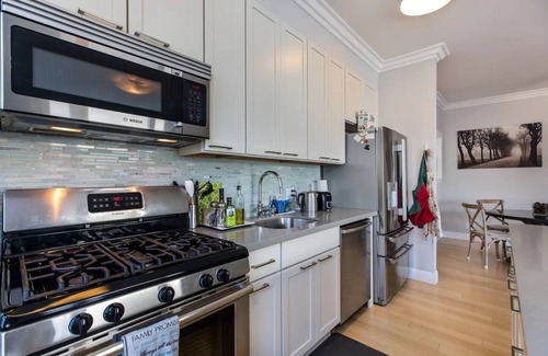 Nob Hill House | Plush Three Bedroom Private Getaway in the Heart of Nob Hill!