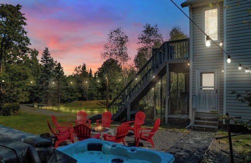 Tunkhannock Township Ski Chalet | Pocono Dream Chalet- HOT TUB/GameRoom/Lake & Pool Access/Fireplace/Firepit