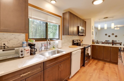 Tobyhanna Cabin | Poconos Cabin: Serene Deck, Fire Pit & Game Room