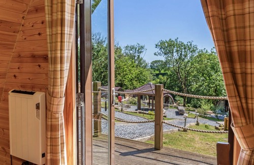 Laugharne Cabin | Pods @ Broadway with Hot tub
