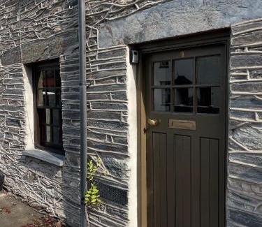 Cwrt House | Poets Cottage Eglwys Fach