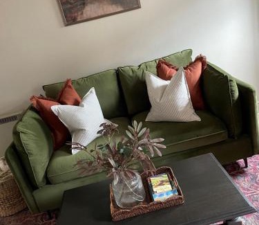 Cwrt House | Poets Cottage Eglwys Fach