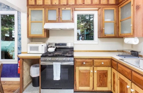Lowell Point Cottage | Point Place, Cozy Cabin a Short Walk from the Beach