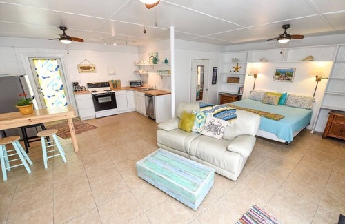 East End House | POMPANO Beach studio with pool. Lovely Couple's Getaway… Steps to beach