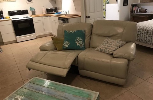 East End House | POMPANO Beach studio with pool. Lovely Couple's Getaway… Steps to beach