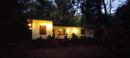 Irinjalakuda House | Pookie stay athirapilly