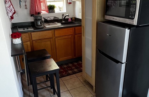 Burbank House | Pool Guesthouse near Hollywood & Studios