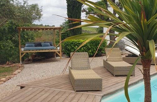 Quarante House | Pool house surrounded by vineyards