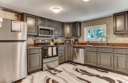 Montgomery House | Pool House! Sweet Sunny Retreat- Main House