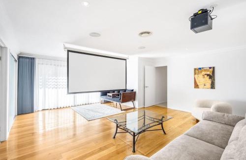 Chapel Hill House | Pool Tennis and Cinema 7Beds Bali Inspired Retreat