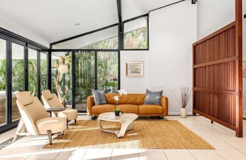 Chapel Hill House | Pool Tennis and Cinema 7Beds Bali Inspired Retreat