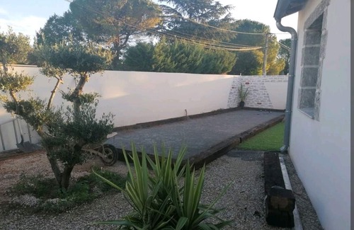 Clarensac House | Pool villa