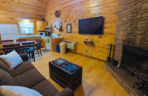 Eureka Springs Cabin | Pool+Wifi+Deck+3mi to Downtown Wild Plum Cabin#3