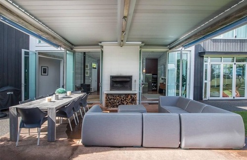Omaha House | Poolside Family Bliss at the Beach