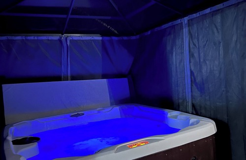 Tobyhanna Cabin | Pop Art Cabin is near ski slopes, indoor waterparks, and casinos.