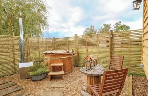 Redmile Cabin | Poppie's Shepherd's Hut - Wellness & Hot Tub
