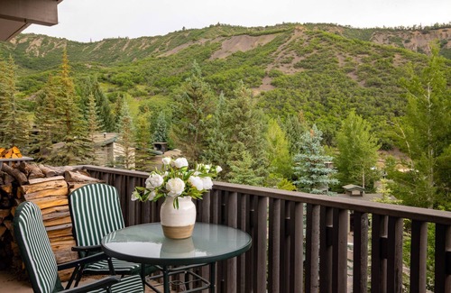 Snowmass Village Condo | Popular Snowmass Condo! Outdoor Pool & HT/Wood FP/Balcony/Grill. Elevator, Parking. Next to Village