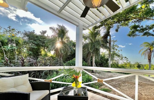 Pristine Bay Apartment | Poquito de Paraiso @Coral Views, French Harbour