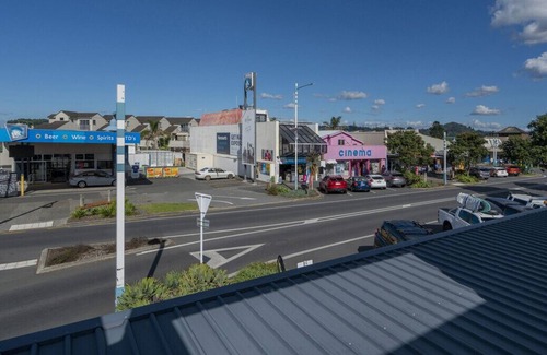 Whangamata Cottage | Port Break - Central Whangamata Apartment